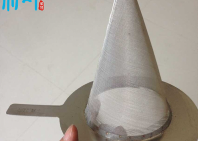 Wire mesh strainer for pipeline filtration